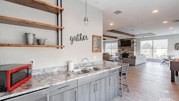 Refrigerador, microondas, horno y lavavajillas