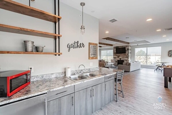 Fridge, microwave, oven, dishwasher - Close to Campus, Free Parking, Gym & Workspaces (Rexburg)