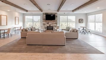 Een smart-tv, een open haard, tafelvoetbal en een kantoor