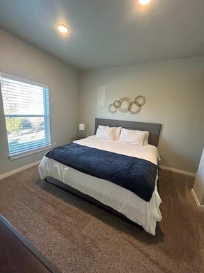 3 bedrooms, desk, iron/ironing board, travel cot - Near BYU-Campus, Free Parking, Gym & Workspace (Rexburg)