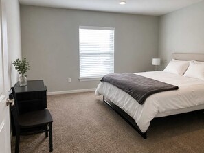 3 Schlafzimmer, Schreibtisch, Bügeleisen/Bügelbrett, Reisekinderbett