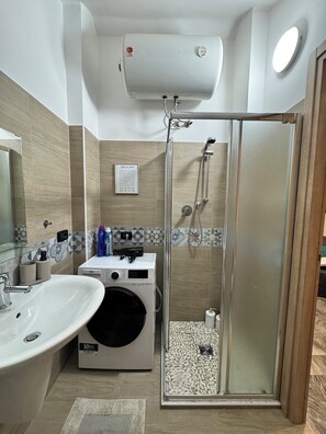 Dusche, Haartrockner, Bidet, Handtücher