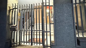 Une porte métallique portant le numéro « 131 », fixée à un mur et donnant accès à un escalier.