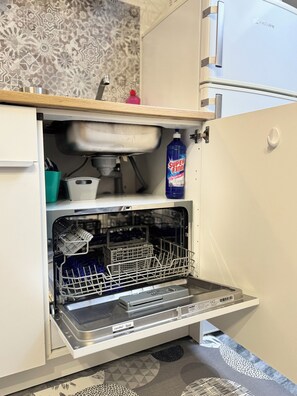 Kjøleskap, mikrobølgeovn, kokeplater og oppvaskmaskin