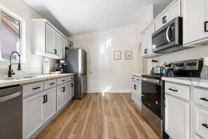 Køleskab, mikrobølgeovn, ovn, kogeplade