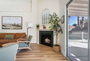 テレビ、暖炉、書斎 / ワークスペース