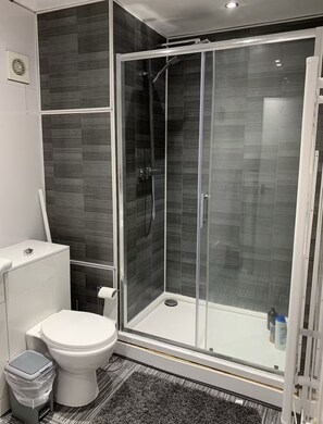 Douche, sèche-cheveux, serviettes fournies, savon