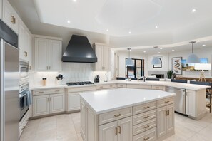 Fridge, microwave, oven, stovetop - Casa Del Sol Luxe Experience - Walkable 2 Old Town (Paradise Valley)