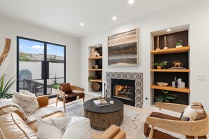 TV, fireplace, offices - Casa Del Sol Luxe Experience - Walkable 2 Old Town (Paradise Valley)