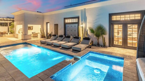 A modern pool area with lounge chairs and a clear blue pool. - Casa Del Sol Luxe Experience - Walkable 2 Old Town (Paradise Valley)