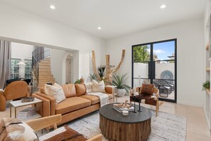 TV, fireplace, offices - Casa Del Sol Luxe Experience - Walkable 2 Old Town (Paradise Valley)