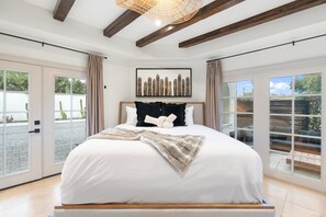 4 bedrooms, desk, iron/ironing board, travel cot - Casa Del Sol Luxe Experience - Walkable 2 Old Town (Paradise Valley)