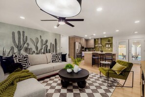 TV - The Cypress Arcadia|Pool|Al-Fresco Living|Putt Grn (Scottsdale)