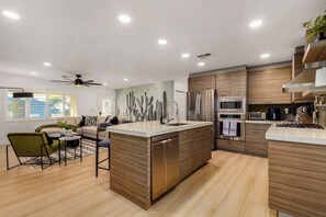 Réfrigérateur, four à micro-ondes, un four, surface de cuisson