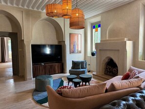 Télévision, cheminée