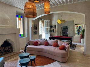 Télévision, cheminée