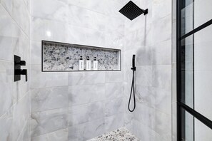 Secador de cabelo, toalhas de banho, sabonete, shampoo