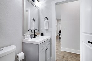 Hair dryer, towels, soap, shampoo - Stylish Home Nr DT, Alamo, River Walk | Games WiFi (San Antonio)
