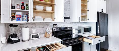 Geladeira, micro-ondas, fogão, cooktop
