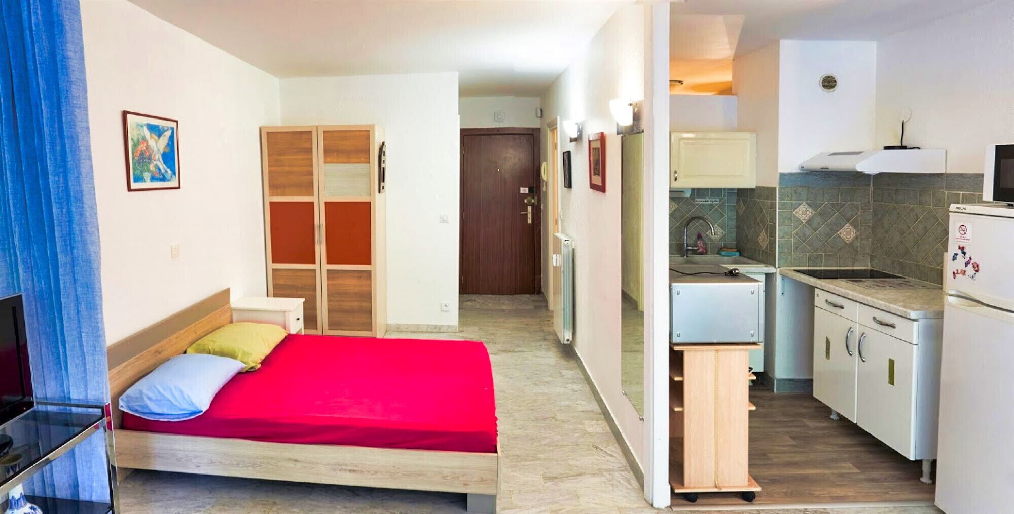 Iron/ironing board, bed sheets