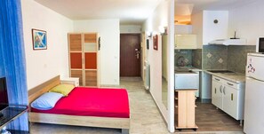 Iron/ironing board, bed sheets