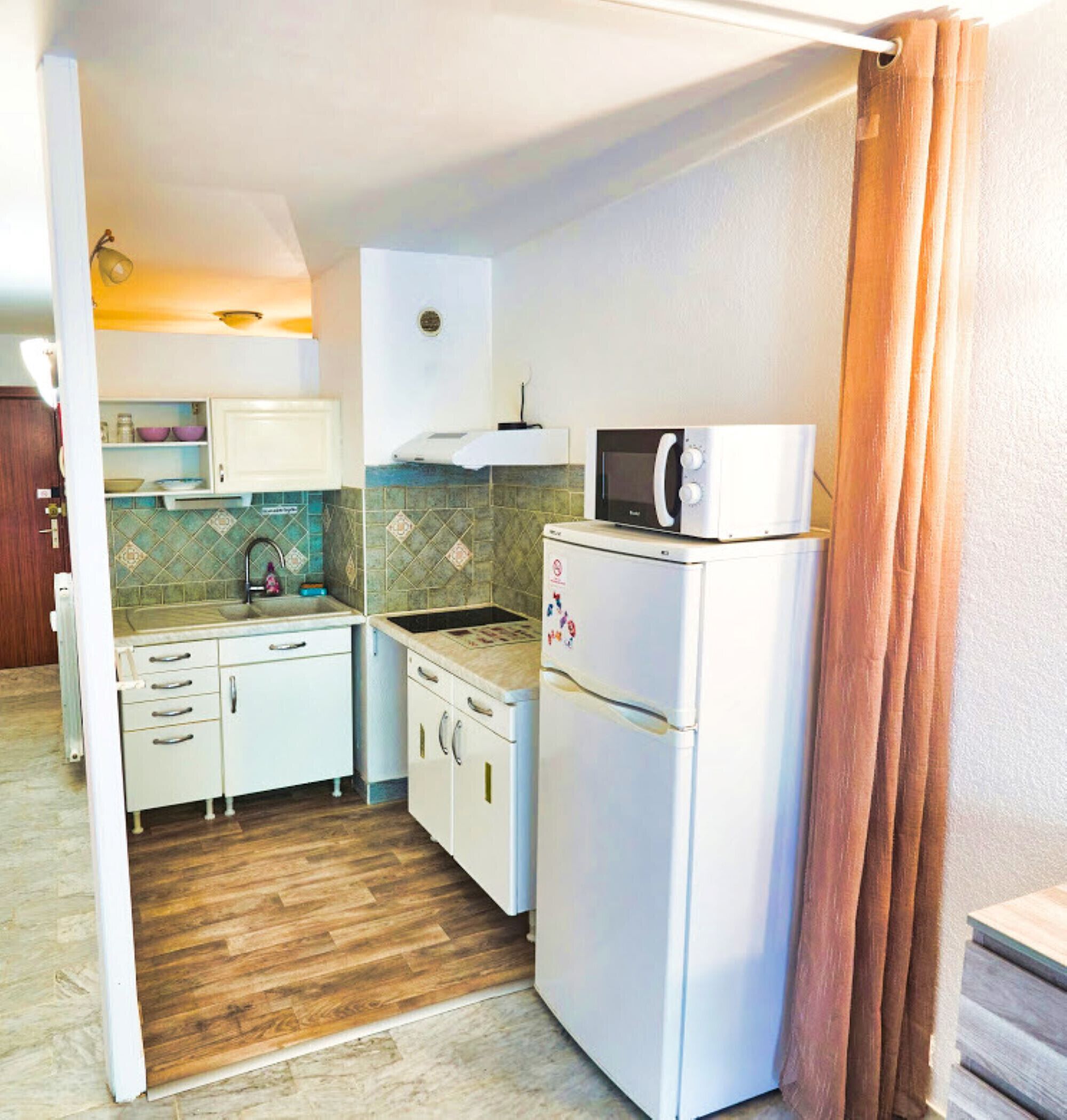 Fridge, microwave, oven, coffee/tea maker