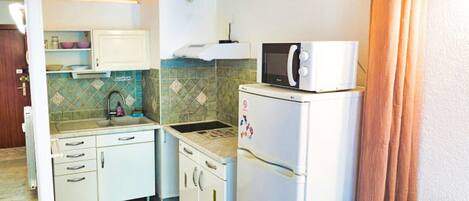 Réfrigérateur, four à micro-ondes, un four, cafetiÚre-théiÚre