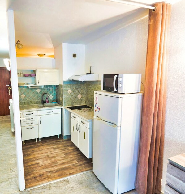 Frigorífico, microondas, horno y cafetera o tetera