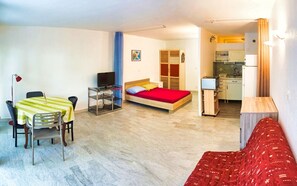 Tabla de planchar con plancha y ropa de cama