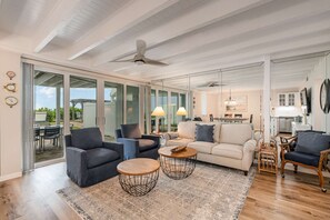 TV, books - Luxurious Oceanfront Townhouse (Melbourne Beach)
