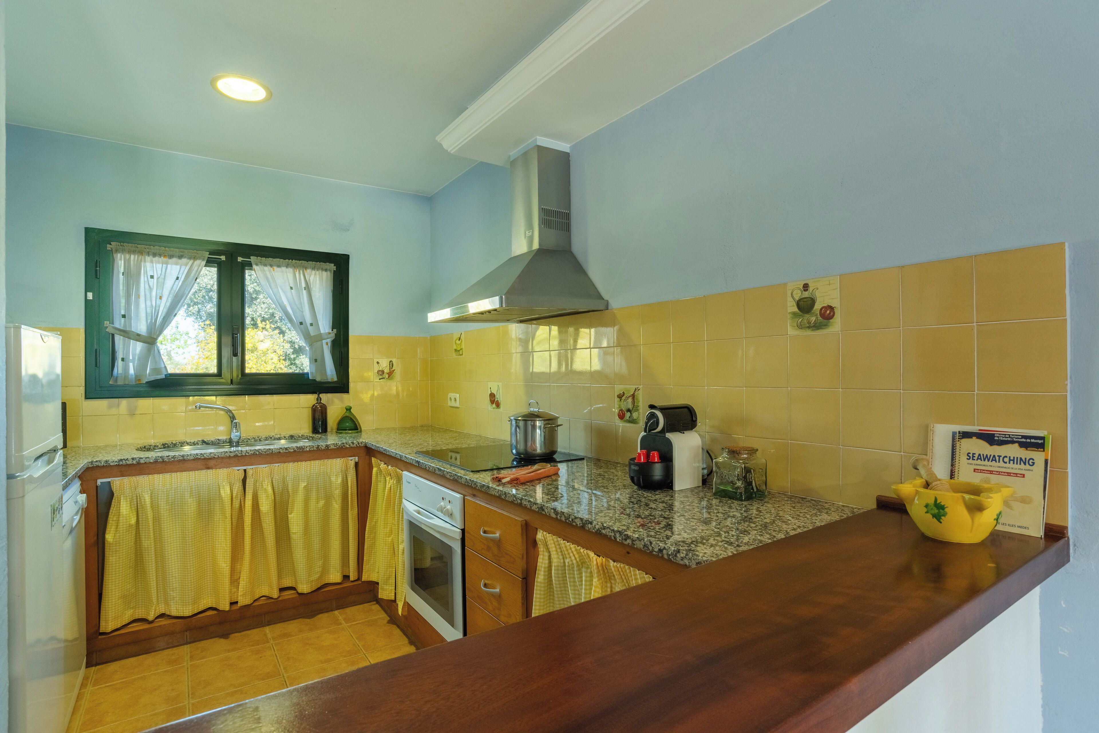 Comfort Apartment, 2 Bedrooms, Kitchen, Pool View | Private kitchen | Fridge, microwave, oven, stovetop