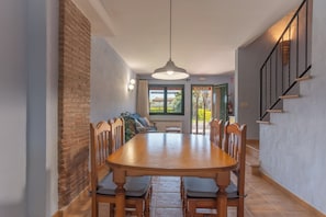Comfort-Apartment, 2 Schlafzimmer, Küche, Poolblick | Wohnbereich | 32-Zoll-Flachbildfernseher mit Kabelempfang