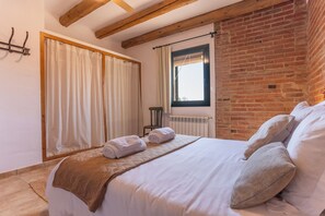 Superior Apartment, 2 Bedrooms, Kitchen, Garden View | 2 bedrooms, laptop workspace, blackout drapes, iron/ironing board - Can Pujol Turisme Rural (Serra de Daró)