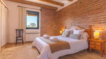 Apartamento superior, 2 habitaciones, cocina, vistas al jardín | 2 dormitorios, espacio para trabajar con un portátil, cortinas opacas