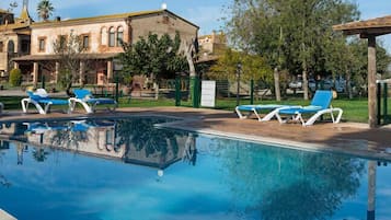 Una piscina al aire libre de temporada