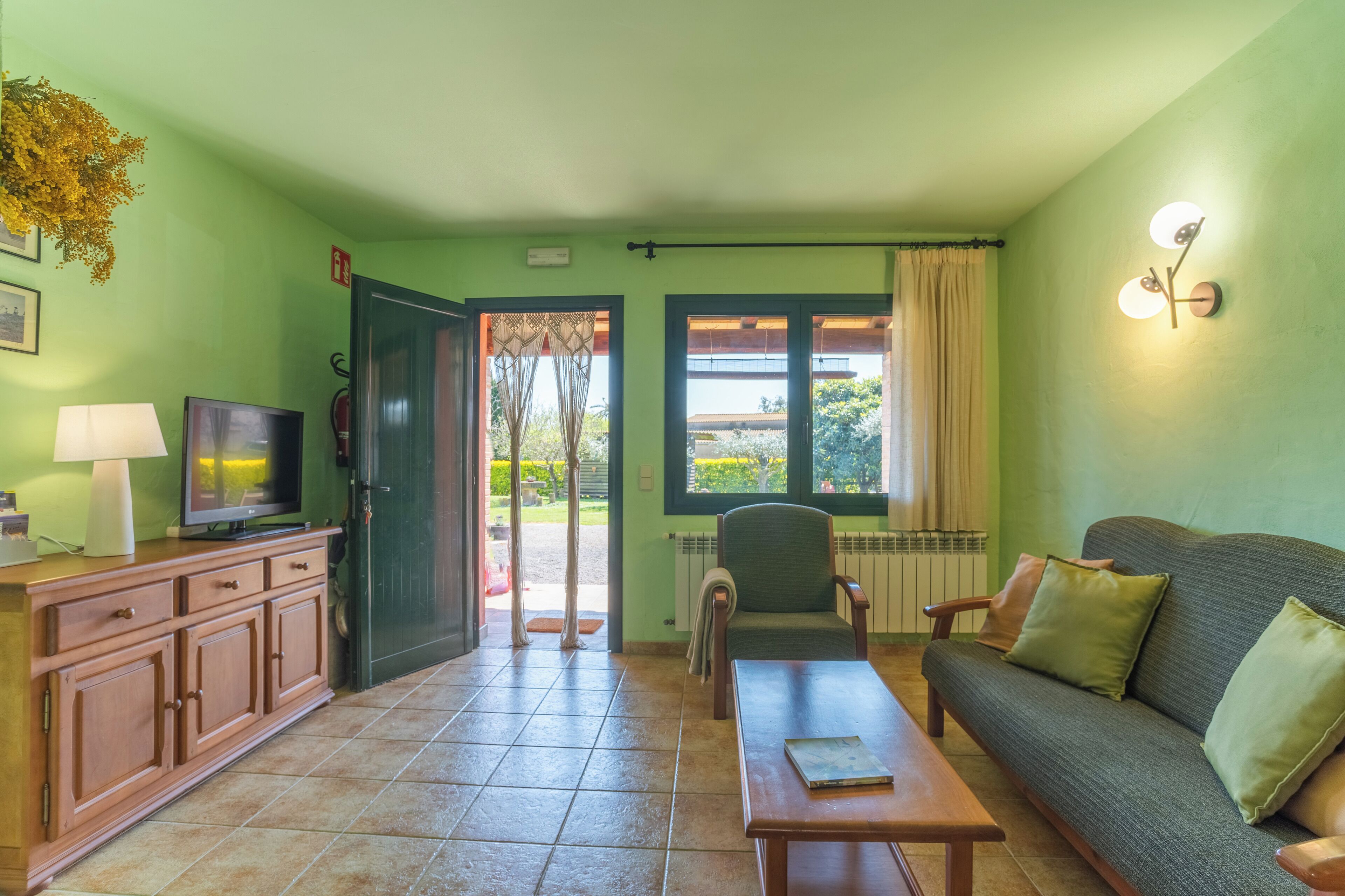 Appartement Confort, 2 chambres, cuisine, vue jardin | Coin séjour | Télévision à écran plat de 32 pouces avec chaînes par câble