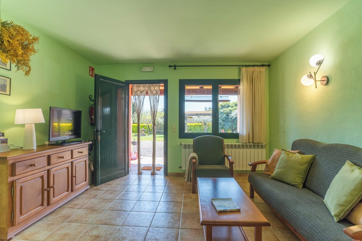 Comfort Apartment, 2 Bedrooms, Kitchen, Garden View | Living area