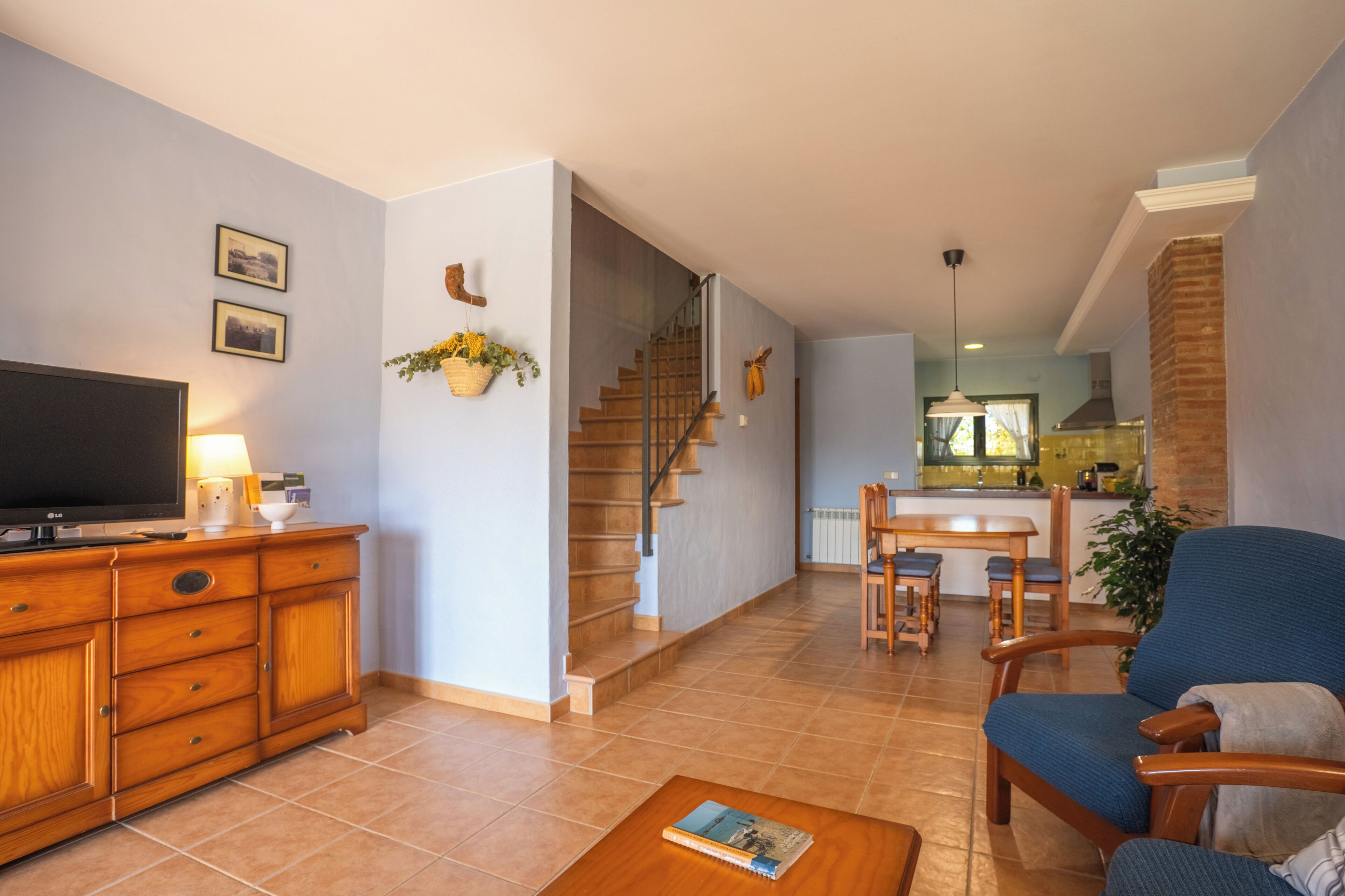 Comfort-huoneisto, 2 makuuhuonetta, keittiö, näköala uima-altaalle | Oleskelualue | 32–tuumainen taulutelevisio, jossa kaapelikanavat