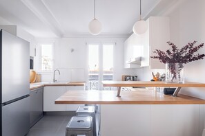 Køleskab, mikrobølgeovn, opvaskemaskine, brødrister