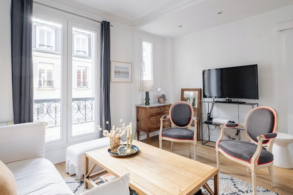 TV - Cotton White, by Veeve (Paris)