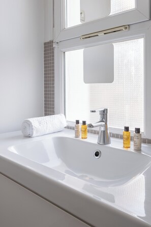 Shower, hair dryer, towels - Cotton White, by Veeve (Paris)