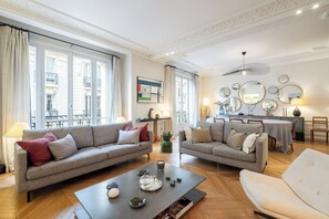 TV - Chic in Neuilly, by Veeve (Paris)