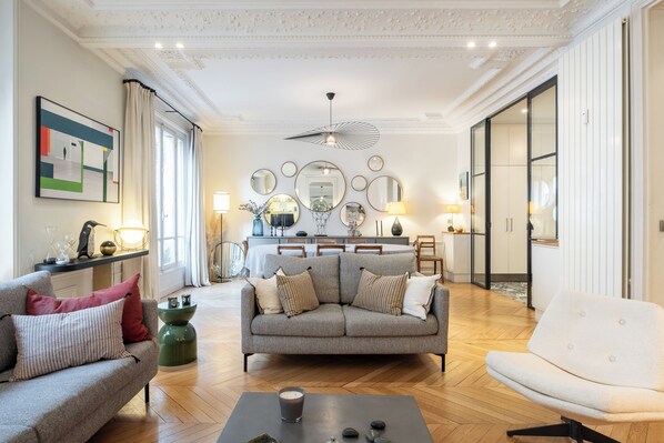 TV - Chic in Neuilly, by Veeve (Paris)