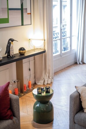 Interior - Chic in Neuilly, by Veeve (Paris)