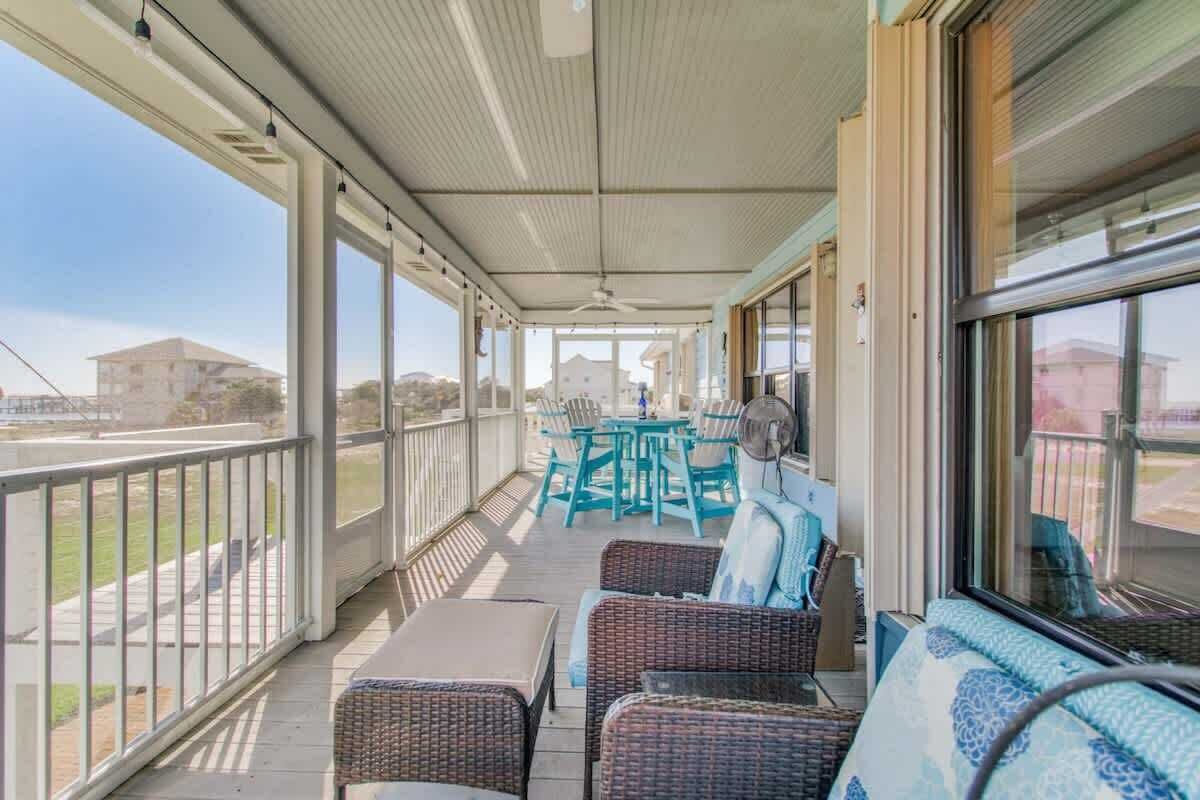 Screened-in porch with tranquil lagoon views in Grande Lagoon near Perdido Key. Enjoy morning coffee or evening drinks while soaking in the coastal breeze, just minutes from Johnson Beach and the white-sand Gulf Coast beaches.