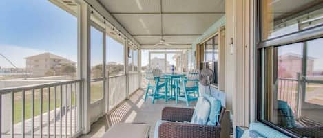 Screened-in porch with tranquil lagoon views in Grande Lagoon near Perdido Key. Enjoy morning coffee or evening drinks while soaking in the coastal breeze, just minutes from Johnson Beach and the white-sand Gulf Coast beaches.