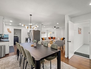 Interior - Hot Tub - Game Room - Fire Pit - 20 min 2 Yosemite
EV Charger Level 2 (Oakhurst)