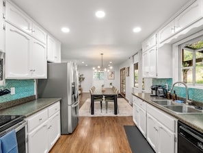 Fridge, microwave, oven, stovetop - Hot Tub - Game Room - Fire Pit - 20 min 2 Yosemite
EV Charger Level 2 (Oakhurst)