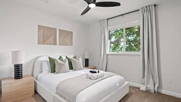 4 quartos, escrivaninha, ferros/tábuas de passar roupa