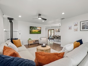 Smart TV y chimenea 